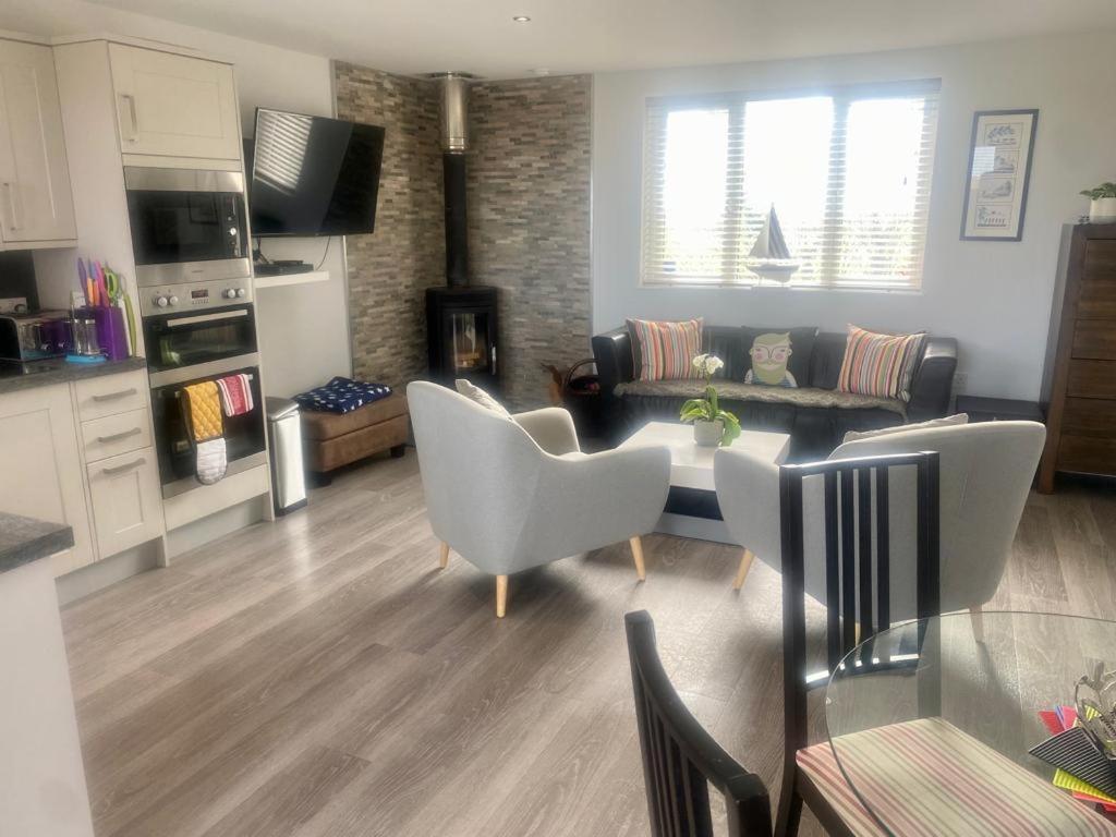 2 Bedroom Cottage Sleeps 4 With Hot-Tub, & Shared Pool Use Sennen Eksteriør billede
