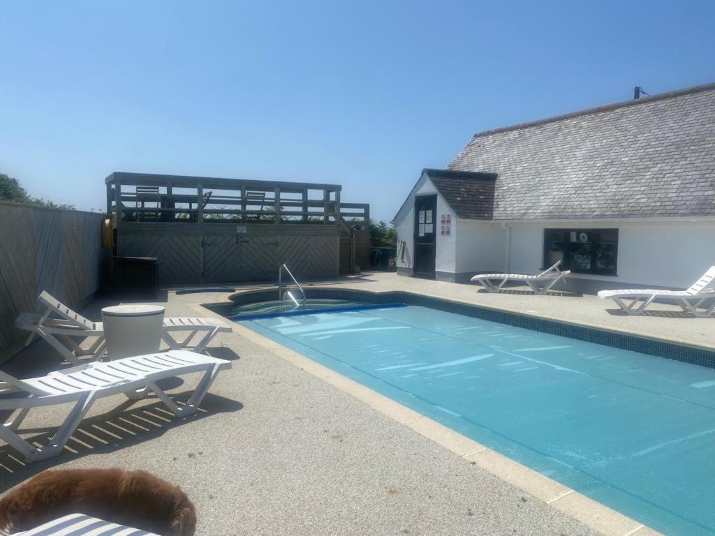 2 Bedroom Cottage Sleeps 4 With Hot-Tub, & Shared Pool Use Sennen Eksteriør billede